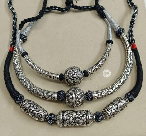 Silver Kundan Necklace For Navratri, Silver Hasli Necklace, Silver Metal Necklaces For Navratri, Silver Oxidized Necklace For Navratri, Navratri Silver Oxidized Jewelry, Line Art Projects, Flower Jewelry Designs, Thread Necklace, Boho Style Jewelry