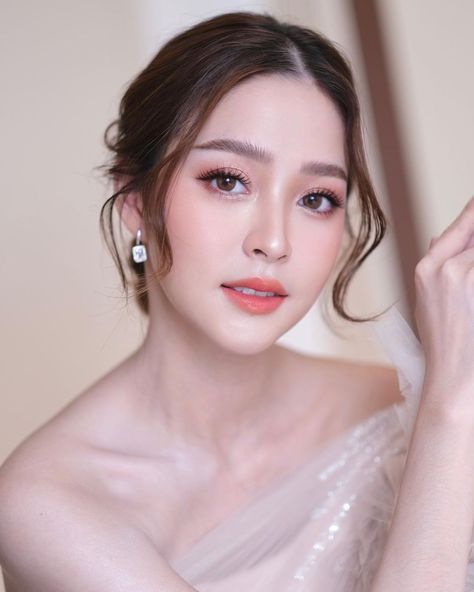 All Posts • Instagram Asian Wedding Hairstyles Updo, Make Up Wedding Korea, Thai Style Makeup, Korean Wedding Makeup The Bride, Make Up Thailand Look, Asian Soft Glam Makeup, Thai Bridal Makeup, Wedding Makeup Asian Brides, Soft Asian Makeup