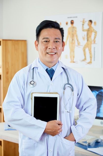 Photo medical professional with tablet p... | Premium Photo #Freepik #photo #asian-doctor #medical-man #doctor-man #medical-doctor Doctor Picture Male, Military Doctor, Doctor Pictures, Yahoo Format, Doctor Man, Male Pictures, Army Medic, Surgeon Doctor, Picture Of Doctor