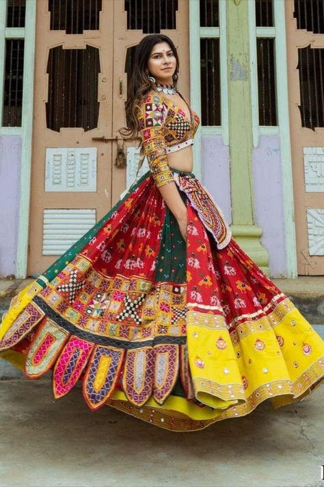 Garba Choli, Silk Chaniya Choli, घाघरा चोली, Gamthi Work, Dandiya Dress, Garba Outfit, Choli Blouse Design, Chaniya Choli Designs, Garba Dress