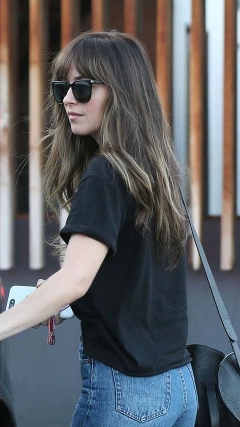 Choppy Hair Curtain Bangs, Dakota Johnson Curtain Bangs, Dakota Johnson Fringe, Dakota Johnson Haircut, Face Framing Fringe Bangs, Long Layered Hair With Bangs, Dakota Johnson Hair, Layered Hair With Bangs, Dakota Johnson Style