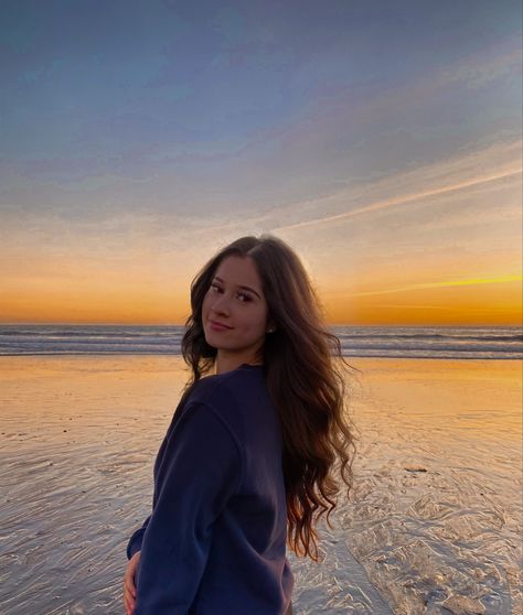 Sunset, photography, beach, photoshoot, poses, instagram Photos Idea For Beach, Pic Pose Beach, Photo Pose At Beach, Insta Sunset Pics, Photo Pose On Beach, Sunset Photography Poses, Sunset Photos Poses, Poses With Sunset, Poses Near Beach