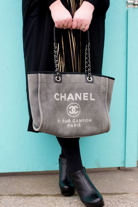 Chanel Deauville Tote Bag detail grey canvas tote bag chain Tote Bag Outfit, Kendall Jenner Chanel, Chanel Canvas, Vintage Chanel Bag, Chanel Tote Bag, Tote Outfit, Chanel Tote, Accessories Bags Shoes, Bag Chain