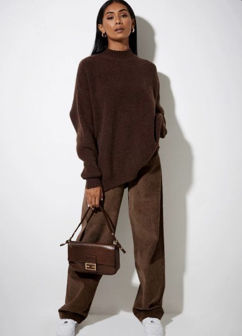 Chocolate Brown | Fall Trend Edit, Styling Chocolate Brown for fall, fall color trends 2023, fall 2023, fall fashion, brown outfit ideas, chocolate brown outfit ideas, how to wear brown, chocolate brown bag, chocolate brown coat, brown dress Brown Jumper Outfit, Beige Clothes, Red Jacket Women, Brown Jumper, Street Hijab, Earthy Chic, Brown Outfits, White Turtleneck Sweater, Monochromatic Fashion