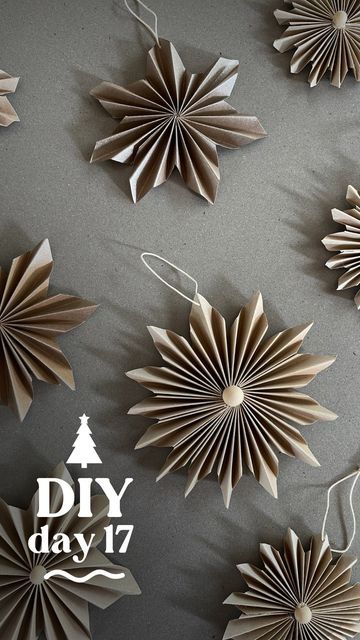 Paper Star Ornaments Christmas, Cheap Diy Christmas Tree Ornaments, Cardboard Star Ornament, Paper Folding Ornaments, Diy Christmas Tree Decorations Homemade Ornaments Paper Stars, Scandinavian Woven Star, Scandinavian Paper Stars Diy, Diy Christmas Tree Decorations Paper, Diy Paper Star Ornaments