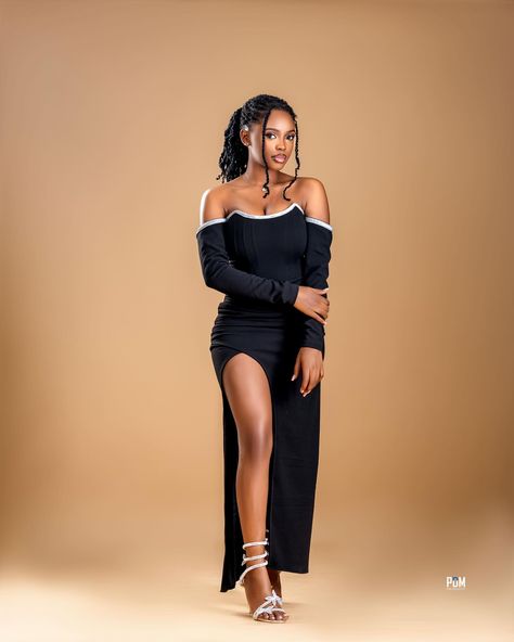 Best Photoshoot Ideas For Women, Model Posing Ideas Female, Model Birthday Photoshoot, Poses For Woman Photoshoot, Female Photo Poses, Pose For Women Photoshoot, 90s Theme Photoshoot Black Women, Photoshoot Ideas Birthday Women, Ladies Poses Photography