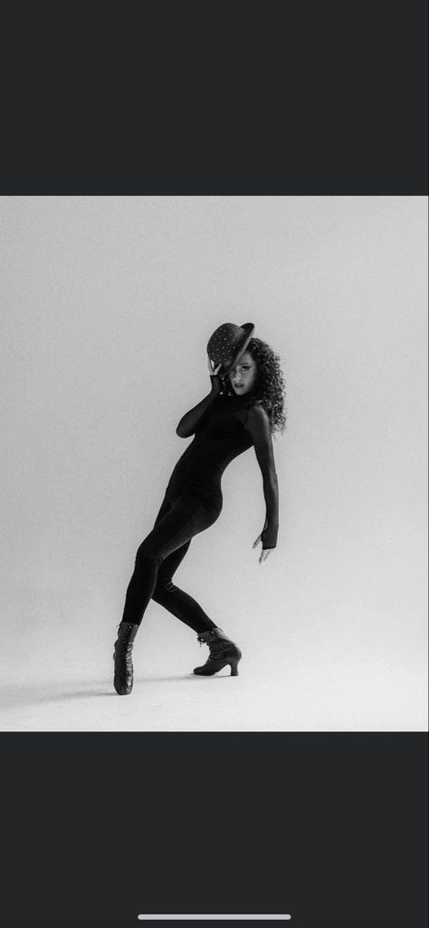 Jazz Dancers Photography, Musical Theater Dance Poses, Fosse Photoshoot, Fosse Dance Poses, Dance Pictures Jazz, Dance Photoshoot Ideas Jazz, Jazz Photography Poses, Jazz Poses Dancers, Dance Photography Jazz