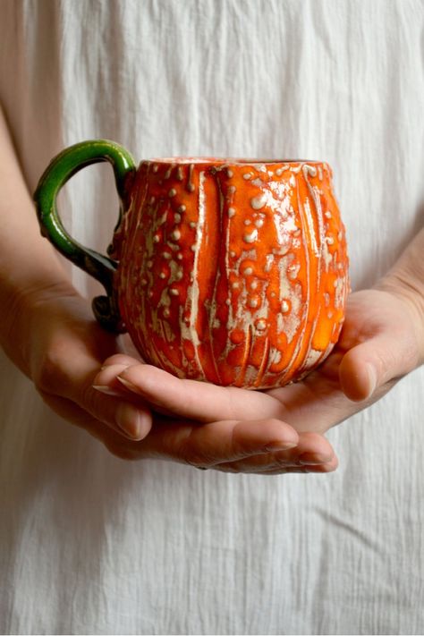 Orange Mug, Diy Keramik, Pumpkin Cups, Orange Mugs, Orange Ceramic, Pumpkin Mug, Painted Cups, Pottery Cups, Ceramics Pottery Art