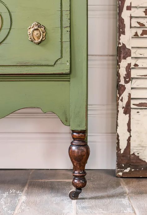 30 Gorgeous Green Painted Furniture Makeover Ideas Lime Green Painted Furniture, French Green Furniture, Moss Green Painted Furniture, Painted Antique Dresser Ideas, Annie Sloan Green Painted Furniture, Olive Green Furniture Paint, Chalk Paint Antique Furniture, Moss Green Furniture, French Armoire Makeover