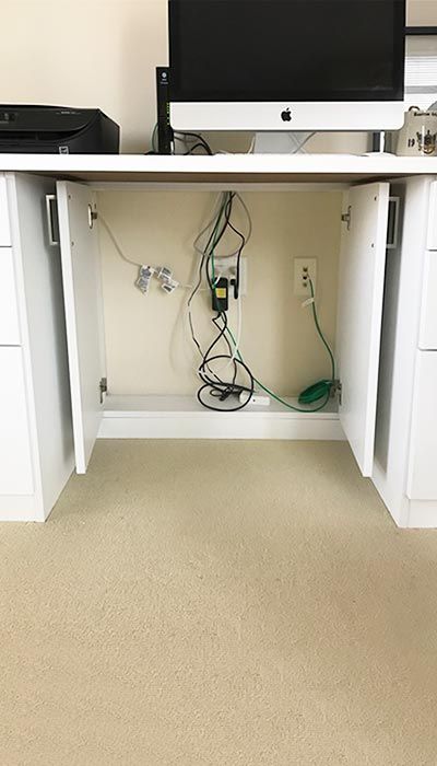 Built In Desk Cord Management, Underdesk Cable Management, Hide Desktop Computer, Office Storage Design, Desk Wire Management, Home Office Solutions, Adjustable Closet System, Cable Management Desk, Mesa Home Office