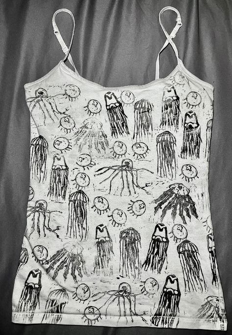 I made this! Debating selling them soon! Painted Tank Top, Jellyfish Shirt, Plain Tank Tops, Clothing Pieces, Highschool Aesthetic, Top Art, Summer Clothes, Jellyfish, Diy Ideas