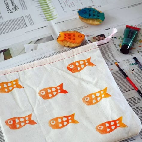 studio collectionaise on Instagram: "Potato Fish Stamping 🐟 A day after my husband's birthday, we celebrated my daughter's 4th birthday! I wanted to avoid using plastic for her party as much as possible so I decided to make my own goodie bags (party favour bags) this year. We made ours with different fabrics and my daughter made cute fish prints using the potato 🥔 stamps I carved. Hopefully the kids can reuse the bag for something else like organising their toys or carrying their snacks around Potato Print Fabric, Potato Printing Kids, Diy Potato Stamp, Potato Stamping, Potato Stamps, Potato Printing, Fish Birthday, Potato Stamp, Fish Prints