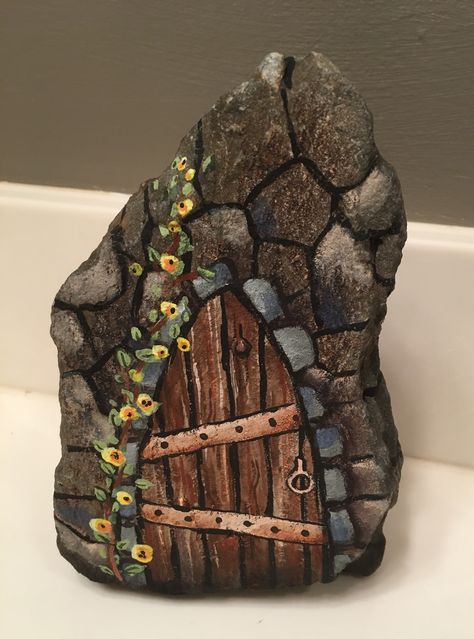 Fairy Door Painted Rock Painted Rock Fairy Garden, Painted Rock Ideas Creative, Fairy Doors Painted Rocks, Rock Painting Welcome Signs, Painted Fairy Doors On Rocks, Painted Houses On Rocks, Rock Painting Fairy Doors, Fairy Door Painting Ideas, Painted Rocks Fairy Houses