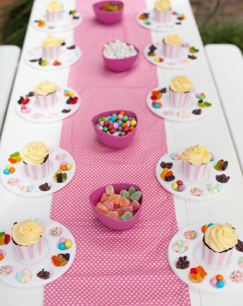 Super pretty and super chic bake shoppe party ideas, for little girls who luuuurve to bake! #bakeshoppe #girlsparty Baking Themed Birthday Party, Cupcake Party Theme, Baking Birthday Parties, Cupcake Decorating Party, Party Theme Ideas, Cupcake Birthday Party, Chef Party, Cupcake Decoration, Art Birthday Party