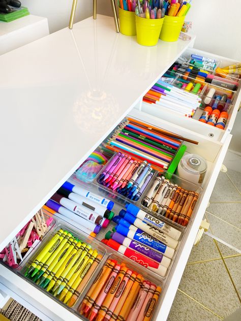 Drawer organizers Marker Drawer Storage, Playroom Drawer Organization, Art Drawer Organization, Organizing Pens And Markers, Kids Drawer Organization, Pen And Marker Organization, Pens Organization Ideas, Crayon Storage Ideas, Marker Organization