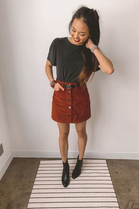 Navy Corduroy Skirt Outfit, Courdory Skirt Outfits, Black Corduroy Skirt Outfit, Corduroy Mini Skirt Outfit, Courdory Skirt, Outfits Moodboard, Cosy Outfits, Ootd Boots, Corduroy Skirt Outfit