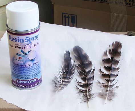 prep feathers with resin gloss sealer spray Feather In Resin, Feather Resin, Resin Spray, Resin Jewlery, Diy Resin Table, Epoxy Resin Diy, Resin Jewelry Diy, Resin Bracelet, Resin Ideas