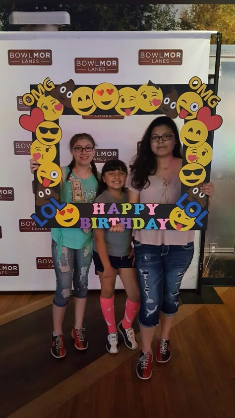 Homemade photo frame for Abbys 12th Bday. Emoji Birthday Party Ideas, Homemade Photo Frames, Party Emoji, Emoji Diy, Birthday Party Ideas For Kids, Emoji Birthday Party, Party Ideas For Kids, Emoji Party, Emoji Birthday