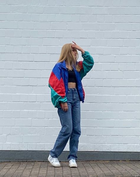 Colorful Windbreaker Outfit, Windbreaker Street Style, Retro Windbreaker Outfit, 90s Windbreaker Outfit Women, Wind Breaker Outfit Aesthetic, 80s Jacket Outfit, Windbreaker Outfit Ideas, 90s Windbreaker Outfit, Vintage Windbreaker Outfit