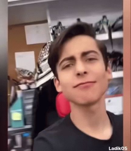 Aidan Gallagher Gif, Dance Gif, Cinco Hargreeves, Dancing Gif, Aidan Gallagher, Umbrella Academy, Dance Party, Animated Gif, Cool Gifs