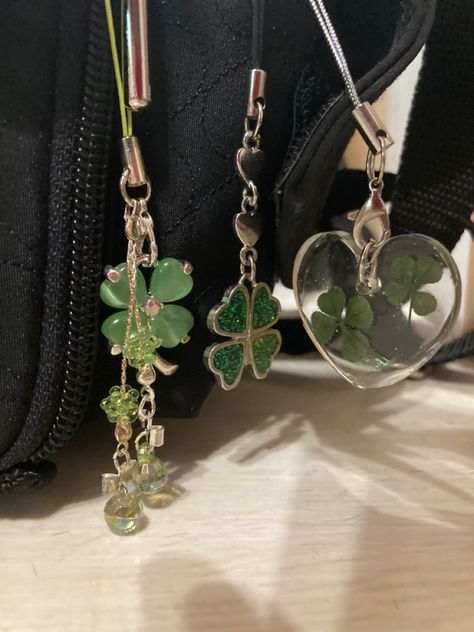 Clover Aesthetic, Clover Keychain, Green Keychain, Keychain Aesthetic, Clover Jewelry, Tanah Liat, Clover Charm, Gambar Figur, Lucky Clover