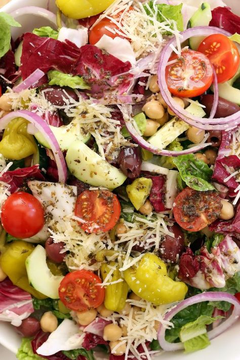 This Italian Chopped Salad is a quintessential chopped salad that's loaded with flavor and a delicious combo of ingredients. It's great to serve with any Italian dish, grilled chicken or salmon, yet filling enough to be a meal on its own. Perfect for warm summer nights, backyard barbecues and potlucks. فاصوليا بيضاء, Salad Kale, Chopped Salad Recipes, Harvest Kitchen, Italian Chopped Salad, Salad Pasta, Italian Salad, Chopped Salad, Idee Pasto Sano