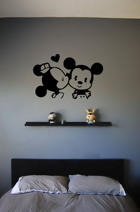 Who doesn’t love Mickey Mouse? OK….I’m sure there are SOME people who don’t love Mickey but there’s just something about that cute mouse with his happy red shorts and big white-gloved hands that bring Simple Wall Painting Ideas Bedrooms, Minnie Bedroom, Simple Wall Painting Ideas, Simple Wall Paintings, Wall Drawings, Mouse Wall, Creative Wall Painting, Wall Art Diy Paint, Diy Wall Painting