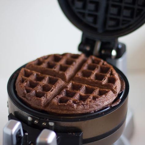 Cake Mix Waffles, Waffle Iron Recipes, Waffle Machine, Waffle Maker Recipes, Waffle Cookies, Foods With Iron, Chocolate Waffles, Waffle Cake, Waffle Recipe