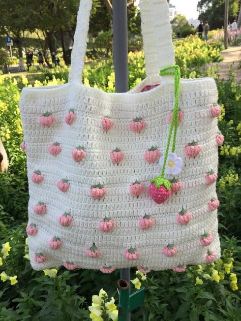 Strawberry Stuff, طفلة حديثة الولادة, Crochet Mignon, Crochet Strawberry, Confection Au Crochet, Crochet Shoulder Bag, Kawaii Crochet, Crochet Clutch, Crochet Tote Bag