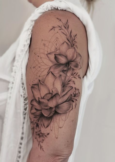 Feminine Shoulder Tattoos, Upper Arm Tattoos, Flower Tattoo Arm, Flower Tattoo Sleeve, Leg Tattoos Women, Shoulder Tattoos For Women, Badass Tattoos, Ink Artwork, Sleeve Tattoos For Women