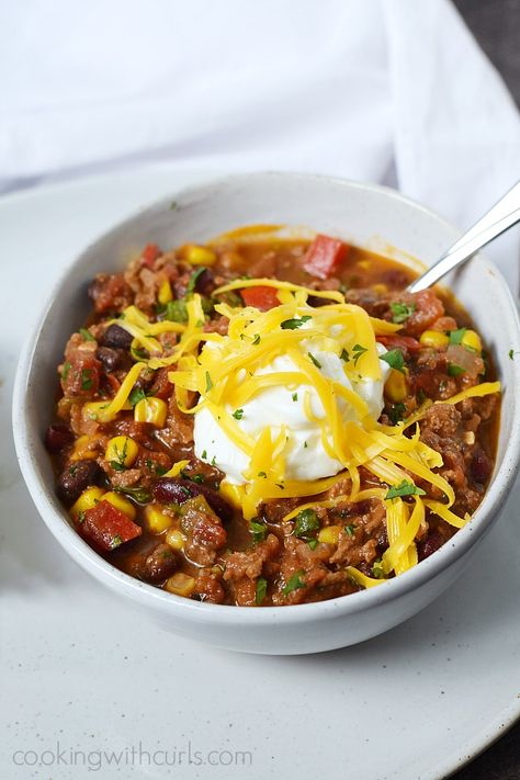 There's nothing better than a hearty bowl of Southwest Chili with Black Beans and Corn on a cold winter day, or on game day! Chicken Chili With Black Beans, Southwest Chili Recipe, Chili Recipe With Corn, Southwest Chicken Chili, Chili With Black Beans, Southwest Chili, Hearty Chili Recipe, Steak Chili, Black Beans And Corn