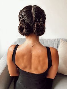 Ballerina Hairstyles, Ballerina Hair, Ballet Hairstyles, Curly Bun Hairstyles, 2 Braids, Hair Charms, Dance Hairstyles, Natural Wavy Hair, Work Hairstyles