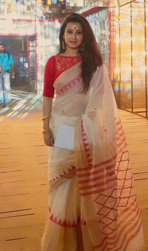 Saree White, Saree Pattern, Bengali Saree, Keep Me Stylish, Saree Blouse Styles, Blouse Images, Cotton Saree Blouse Designs, Saree Blouse Neck Designs, Blouse Design Images