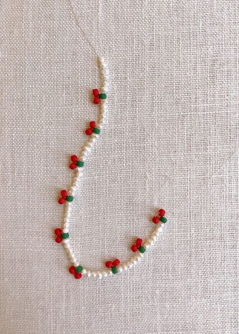 DIY Beaded Cherry Bracelet - Honestly WTF Beaded Necklace Ideas, Pearl Bracelet Diy, Cherry Bracelet, Beaded Cherry, Cherry Pearl, Beads Craft Jewelry, Pearls Diy, Common Thread, Gelang Manik