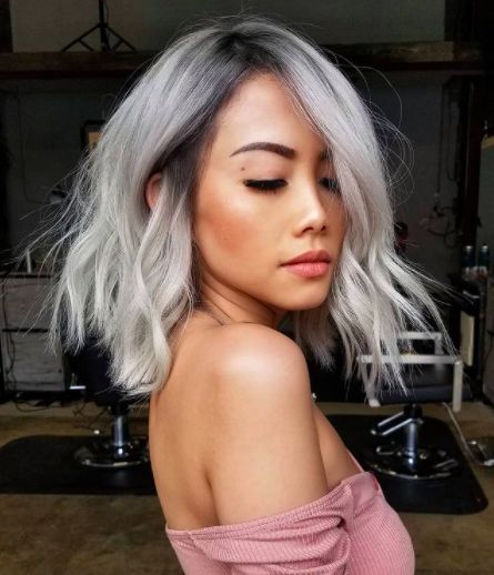 Balayage Blonde Medium, Platinum Lob, Balayage Hair Brunette Short, Lob Styles, Silver Hair Color Ideas, Bob Length, Flattering Haircuts, Lob Styling, Bold Women