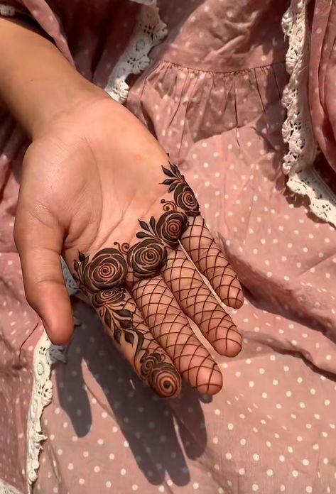 Mehedi Degins Simple, Henna Logo, Henna Palm, Dupatta Styling, Easy Mehendi, Short Mehndi Design, Mehedi Design, Front Mehndi Design, Palm Mehndi Design