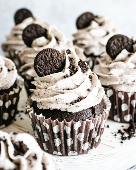 Vegan Cookies And Cream Cupcakes, Orea Cupcake, Vegan Oreo Cupcakes, Oreo Sweets, Oreo Cupcake Recipe, Oreo Ideas, Oreo Muffins, Cookies And Cream Cupcakes, Vegan Cupcake Recipes