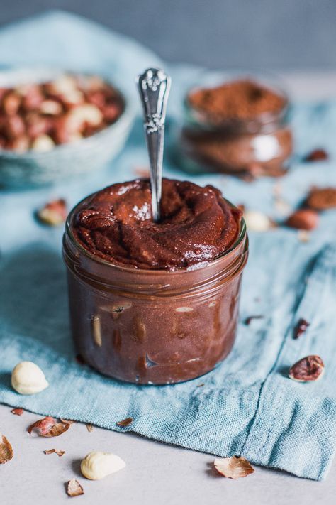 Healthy Nutella, Nutella Desserts, Raw Cake, Homemade Nutella, Chocolate Hazelnut Spread, How To Roast Hazelnuts, Nutella Recipes, Hazelnut Spread, Healthy Chocolate