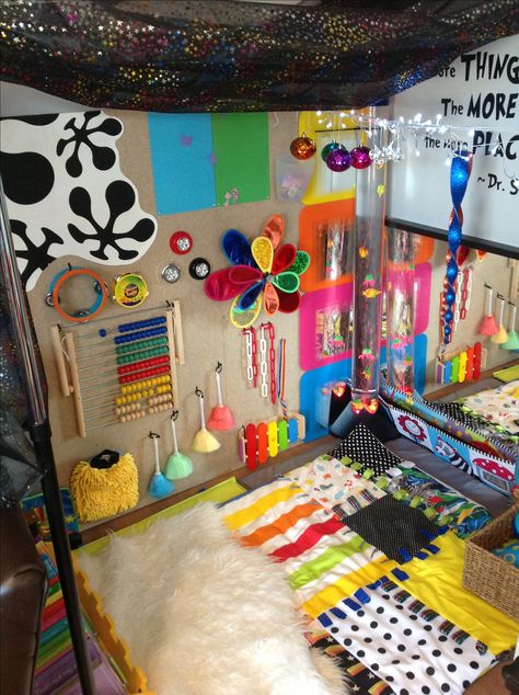 Sensory overload... but few good texture sensory play ideas Sensory Corner, Sensory Classroom, Decoration Creche, Sensory Wall, Sensory Rooms, Sensory Ideas, Baby Sensory Play, Sensory Garden, Sensory Boards