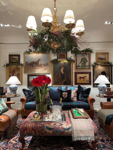 Habitually Chic® » Christmas at Ralph Lauren Ralph Lauren Living Room, Ralph Lauren Home Living Room, Ralph Lauren Christmas, Ralph Lauren Interiors, Ralph Lauren Looks, Haus Am See, Christmas Bedroom, Ralph Lauren Style, Chic Christmas