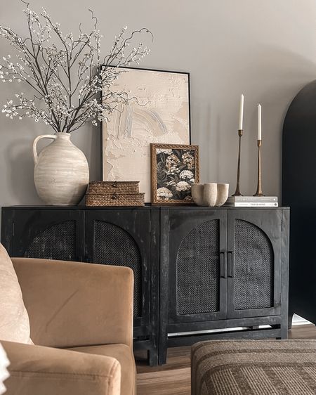 Entry Credenza Decor, Living Room Credenza Decor Ideas, Bar Buffet Decor, Black Credenza Decor, Styling A Buffet Table, Dining Buffet Decor Ideas, Dining Room Credenza Decor, Buffet Table Ideas Decor, Side Board Decor