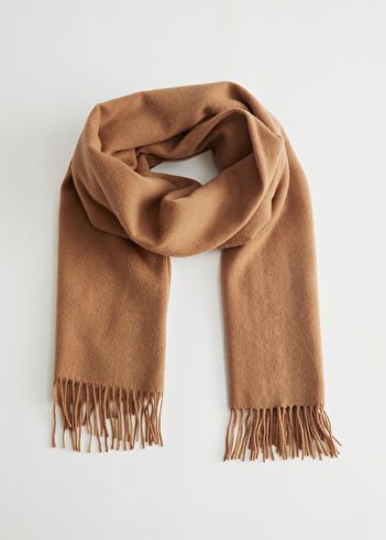 Fringed Wool Blanket Scarf - Rust - Fall & Winterscarves - & Other Stories US Capsule Wardrobe Basics, How To Look Expensive, Capsule Wardrobe Essentials, Effortless Outfit, Minimal Look, Winter Capsule Wardrobe, Fashion Capsule, Wardrobe Basics, Blanket Scarf