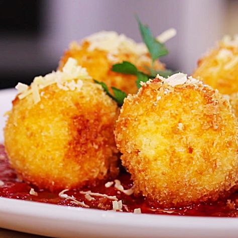 Copycat Recipe Ideas - Easy Fried Macaroni Balls Recipe - How To make Fried Mac And Cheese Mac And Cheese Balls Cheesecake Factory, Macaroni Balls Fried, Copycat Cheesecake Factory Mac N Cheese, Macaroni Appetizers, Cheesecake Factory Fried Mac And Cheese, Cheesecake Factory Macaroni And Cheese, Cheesecake Factory Mac And Cheese Balls, Deep Fried Mac And Cheese Balls, Cheese Factory Copycat Recipes