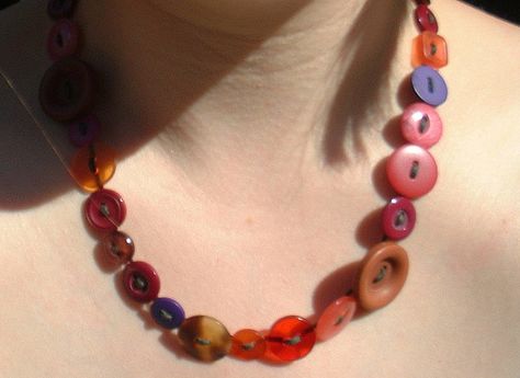 Button Necklace by Old Hall Rd {aka bluebirdbiff}, via Flickr Button Necklace Diy, Button Choker, Button Art Projects, Button Jewellery, Hippie Crafts, Button Necklace, Button Bracelet, Beaded Necklace Diy, Button Art