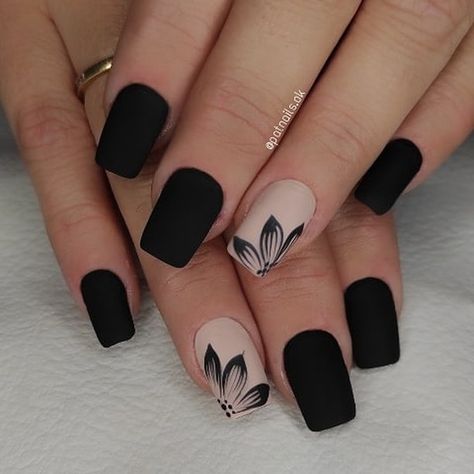 Best Simple Nail Designs, Matt Blue Nails Design, Cocktail Party Nails Classy, Cute Nail Designs Flowers, Black And White Nails With Flowers, Black Nail Designs With Flowers, Natural Nails With Black Design, Black Summer Nails Designs, Ring Finger Design Nails