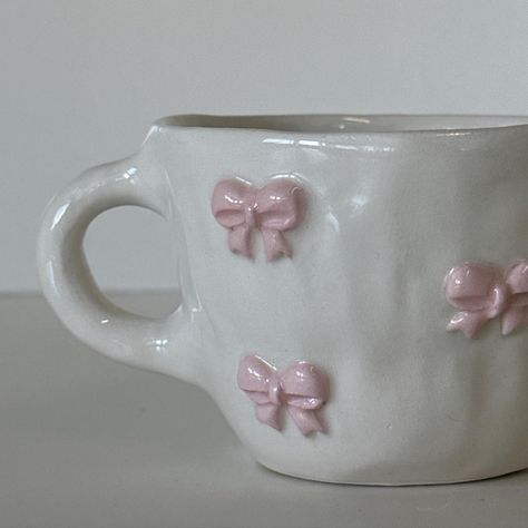 Pink Pink Pink, Pink 3d, Tanah Liat, Cerámica Ideas, Pretty Mugs, Keramik Design, Pink Bows, Pottery Crafts, Ceramics Ideas Pottery