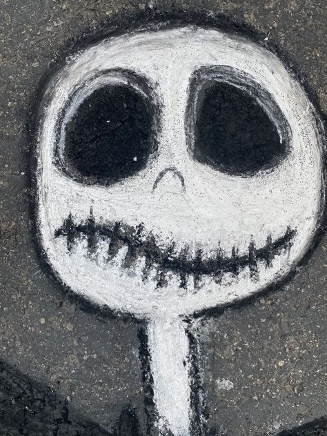 Fall Sidewalk Chalk Art Ideas, Scary Chalk Art, Halloween Chalk Drawings, Halloween Chalk Art Easy, Cute Easy Chalk Drawings, Easy Chalk Drawings Ideas, Halloween Sidewalk Chalk Art, Chalk Art Halloween, Chalk Pastel Art Ideas Easy