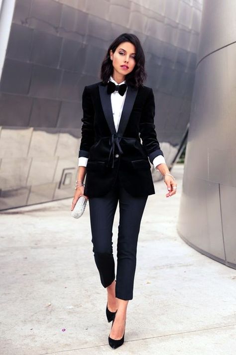 40 Feminine Ways To Wear Tuxedo Suits Fashionably Wedding Guest Outfit Winter, Winter Party Outfit, Black And White Outfit, Tuxedo Women, Black Velvet Blazer, Velvet Clothes, Outfit Trends, Modieuze Outfits, Elegantes Outfit