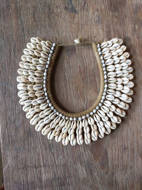 Cowrie Shell Embroidery, Kori Jewellery, Shell Necklace Diy, Cowrie Shell Jewelry, Bohemian Crafts, Earrings Diy Handmade, Dope Jewelry Accessories, Kutch Work Designs, Driftwood Art Diy