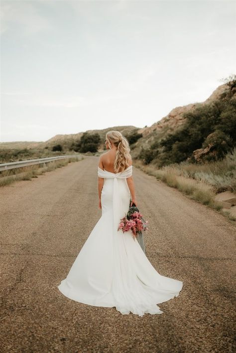 Western Bride Photoshoot, Western Bridal Portraits, Bouquet Color Palette, Bridal Portraits Outdoor, Lubbock Texas, Bride Photoshoot, Bridal Pictures, Bay Wedding, Grad Pics